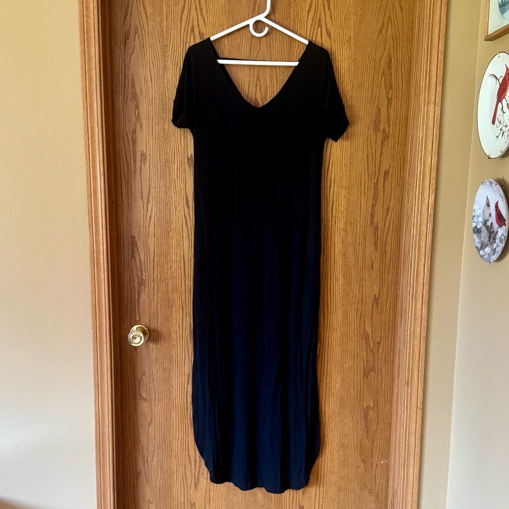 Black Short Sleeve V-Neck Maxi Dress Size Small NWT Flowy Casual Minimalist